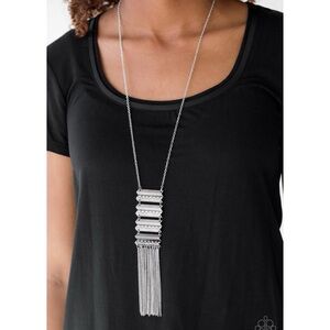 ❤️ Paparazzi ‘Watch Your Step’ Silver Fringe Necklace